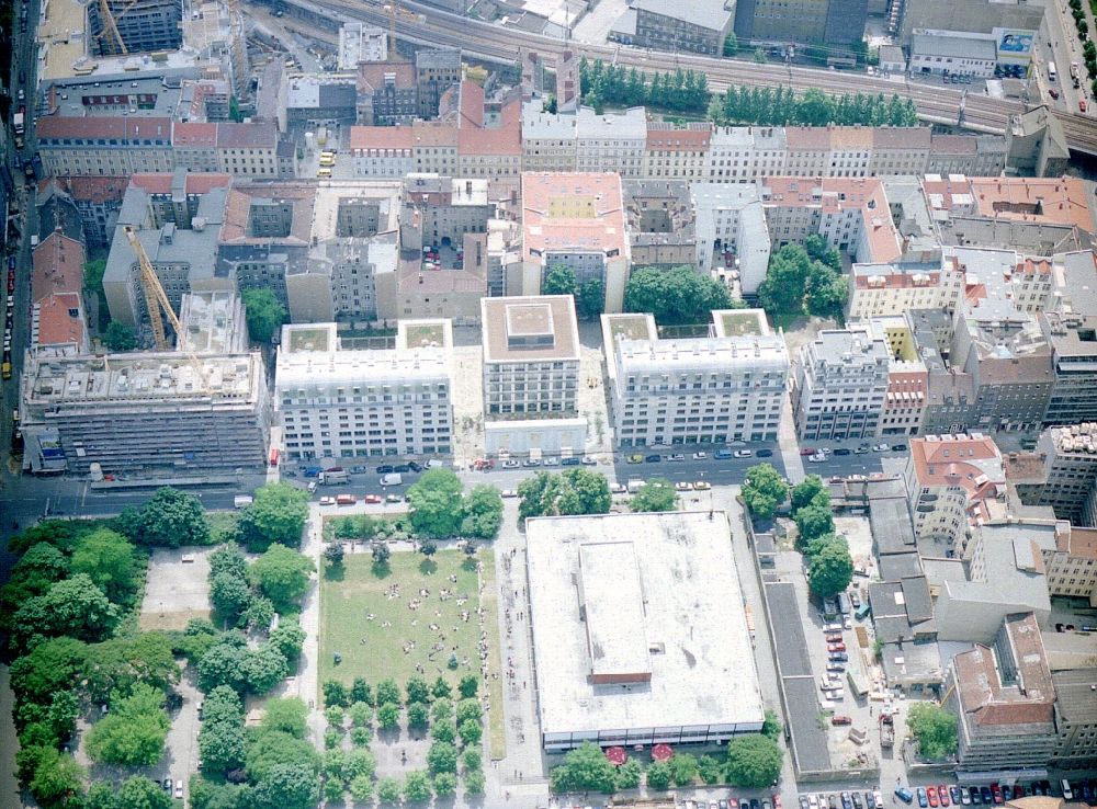 Luftaufnahme Berlin - Residenz am Deutschen Theater an der Reinhardtstraße im Ortsteil Mitte in Berlin, Deutschland