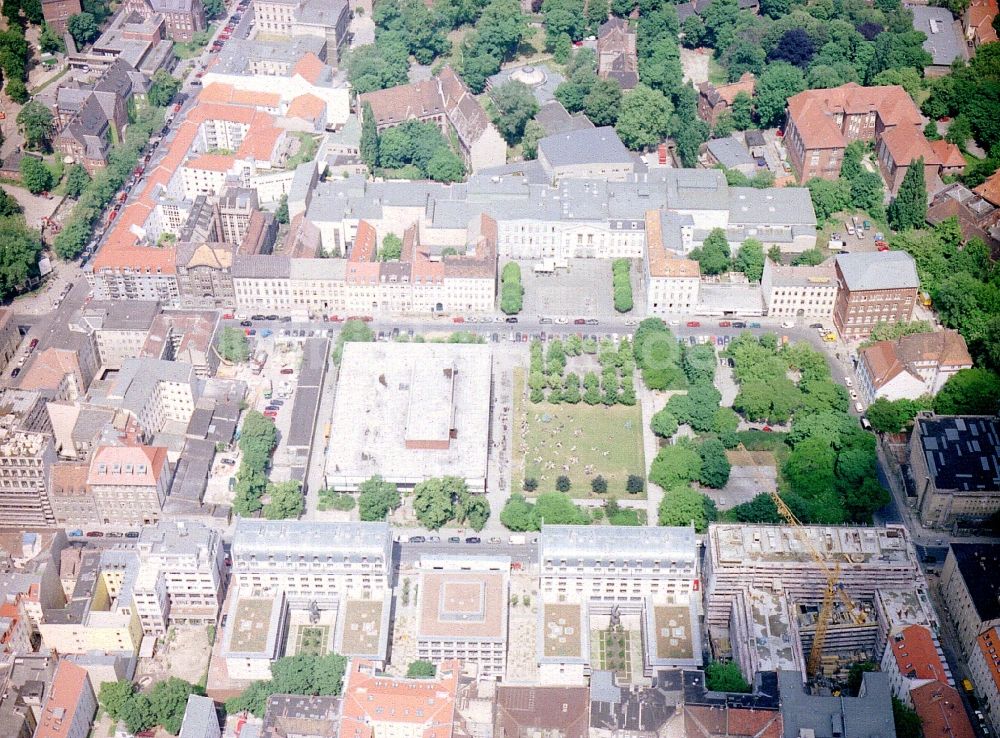 Berlin aus der Vogelperspektive: Residenz am Deutschen Theater an der Reinhardtstraße im Ortsteil Mitte in Berlin, Deutschland