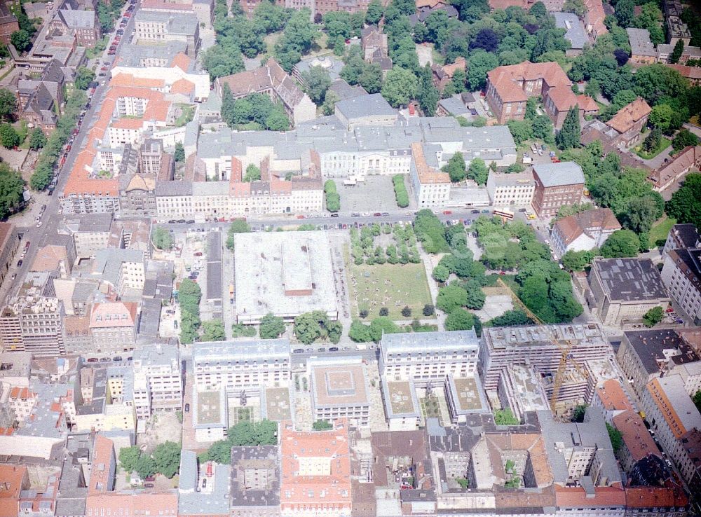 Luftaufnahme Berlin - Residenz am Deutschen Theater an der Reinhardtstraße im Ortsteil Mitte in Berlin, Deutschland