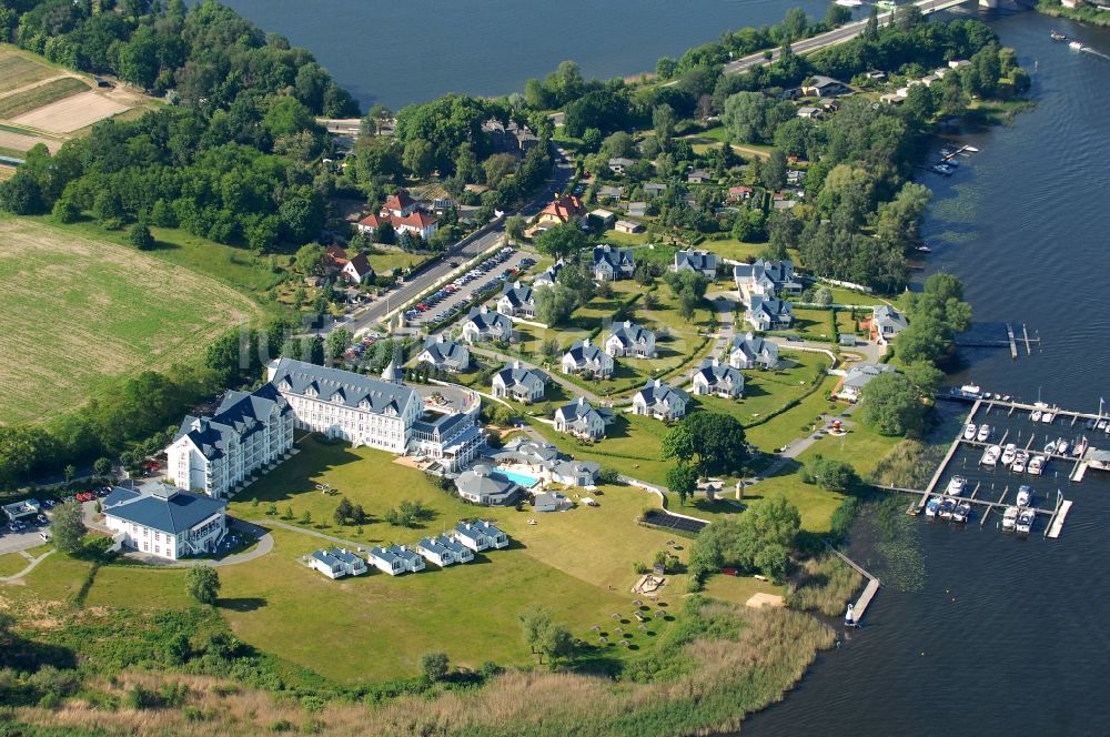 Petzow von oben - Resort Schwielowsee Hotel Seaside Garden in Petzow, einem Ortsteil von Werder im Bundesland Brandenburg