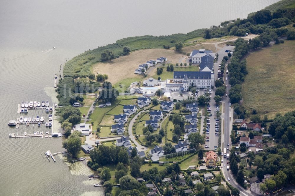 Luftaufnahme Petzow - Resort Schwielowsee Hotel Seaside Garden in Petzow, einem Ortsteil von Werder im Bundesland Brandenburg