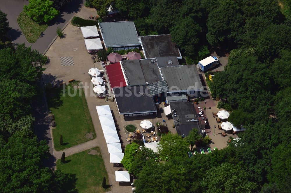 Luftaufnahme Berlin Friedrichshain - Restaurant und Gaststätte Schoenbrunn am Großen Teich im Parkgelände des Volkspark am Friedrichshain in Berlin