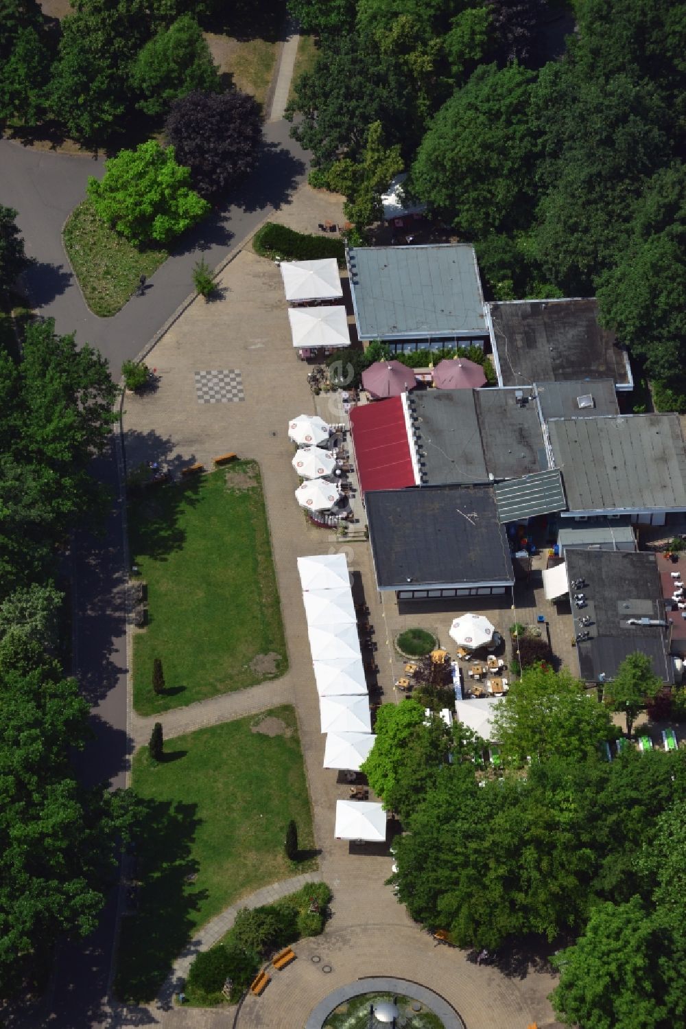 Berlin Friedrichshain aus der Vogelperspektive: Restaurant und Gaststätte Schoenbrunn am Großen Teich im Parkgelände des Volkspark am Friedrichshain in Berlin