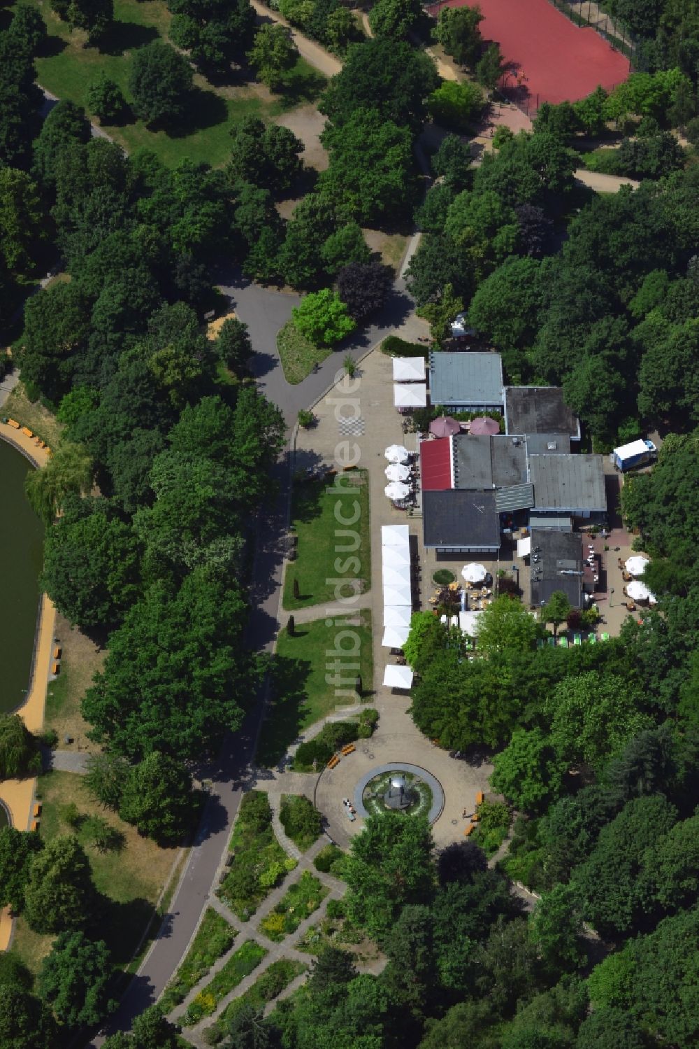 Luftbild Berlin Friedrichshain - Restaurant und Gaststätte Schoenbrunn am Großen Teich im Parkgelände des Volkspark am Friedrichshain in Berlin