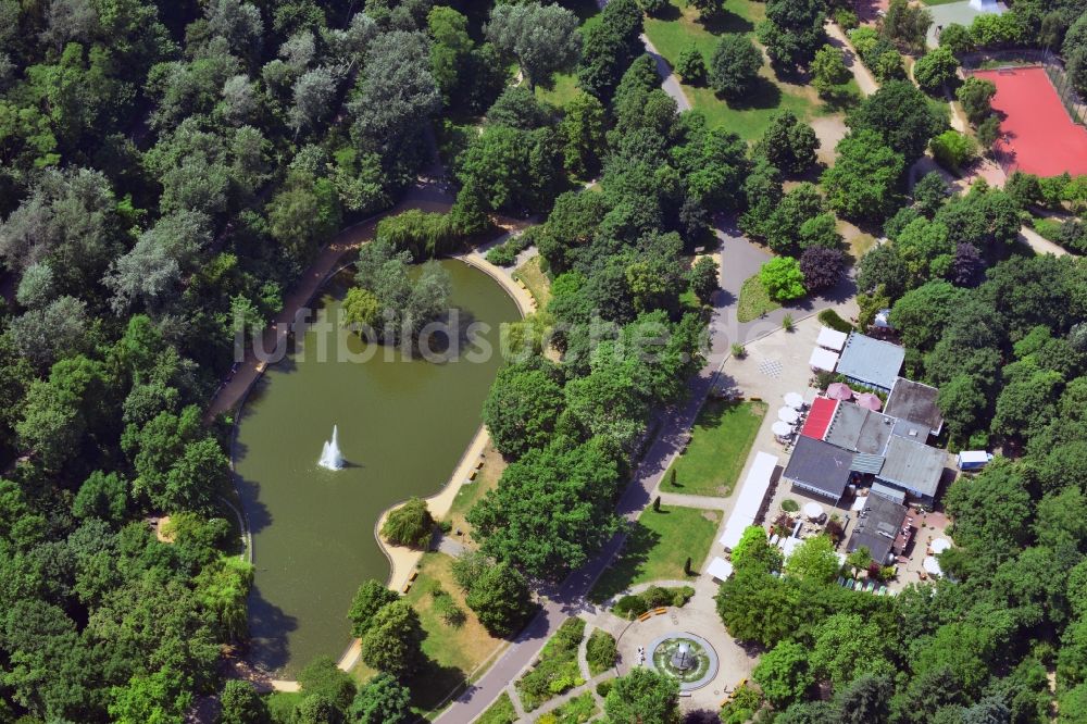 Luftaufnahme Berlin Friedrichshain - Restaurant und Gaststätte Schoenbrunn am Großen Teich im Parkgelände des Volkspark am Friedrichshain in Berlin