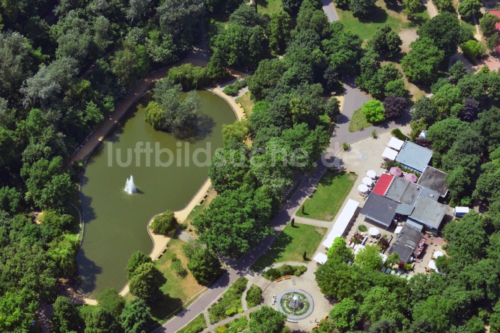 Berlin Friedrichshain von oben - Restaurant und Gaststätte Schoenbrunn am Großen Teich im Parkgelände des Volkspark am Friedrichshain in Berlin