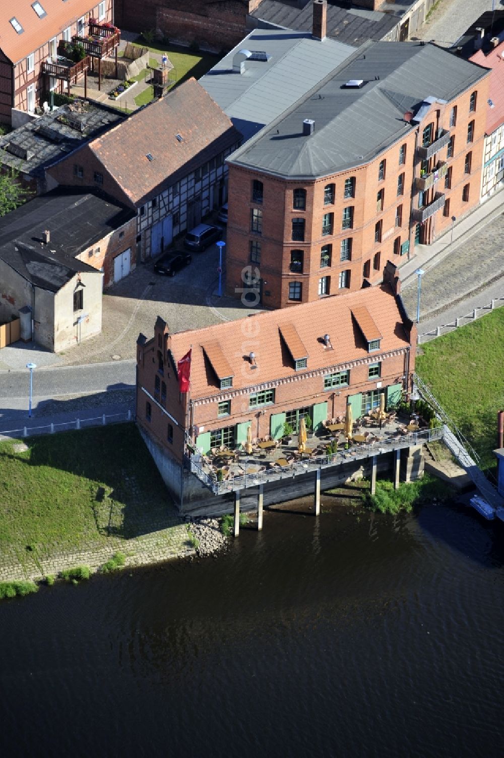 Luftbild Wittenberge - Restaurant Kranhaus am Ufer der Elbe in Wittenberge im Bundesland Brandenburg