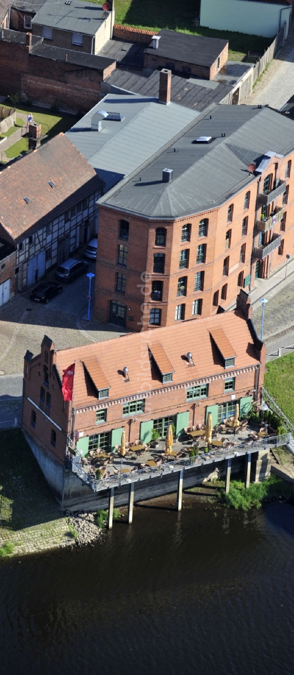 Wittenberge aus der Vogelperspektive: Restaurant Kranhaus am Ufer der Elbe in Wittenberge im Bundesland Brandenburg