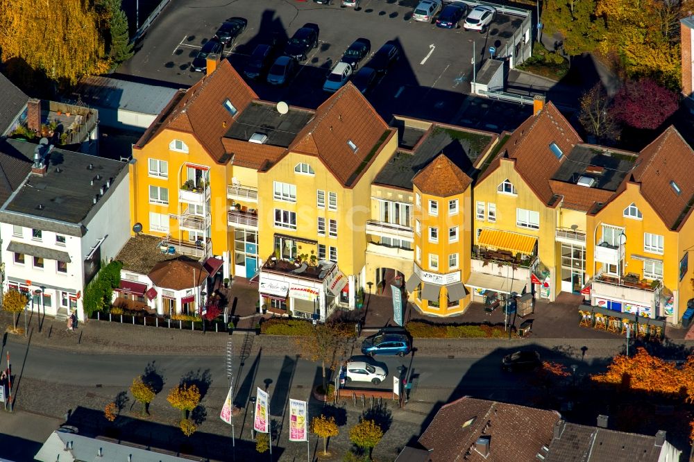 Luftaufnahme Neheim - Restaurant, Läden und Geschäftshäuser an der Mendener Straße in Neheim im Bundesland Nordrhein-Westfalen