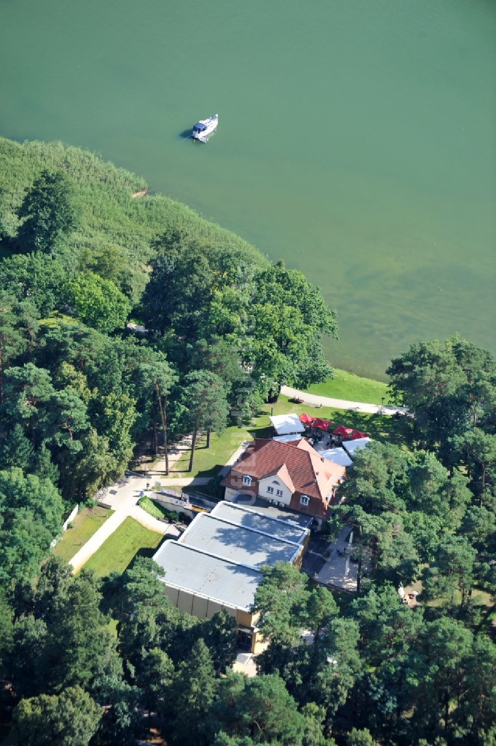 Bad Saarow aus der Vogelperspektive: Restaurant 'Park-Café 'und Theater am See am Ufer des Schamützelsees in Bad Saarow im Bundesland Brandenburg