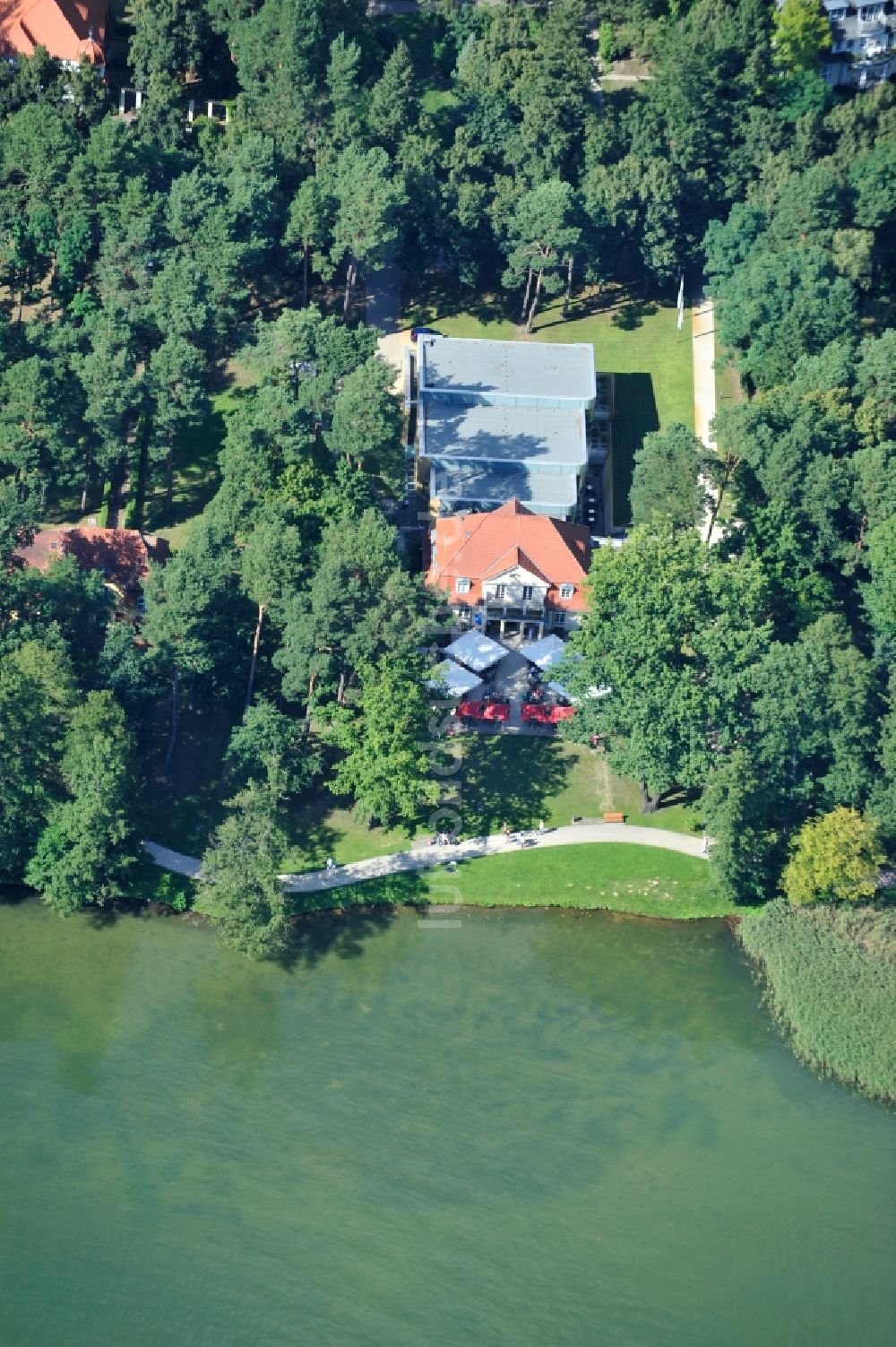 Luftaufnahme Bad Saarow - Restaurant 'Park-Café 'und Theater am See am Ufer des Schamützelsees in Bad Saarow im Bundesland Brandenburg