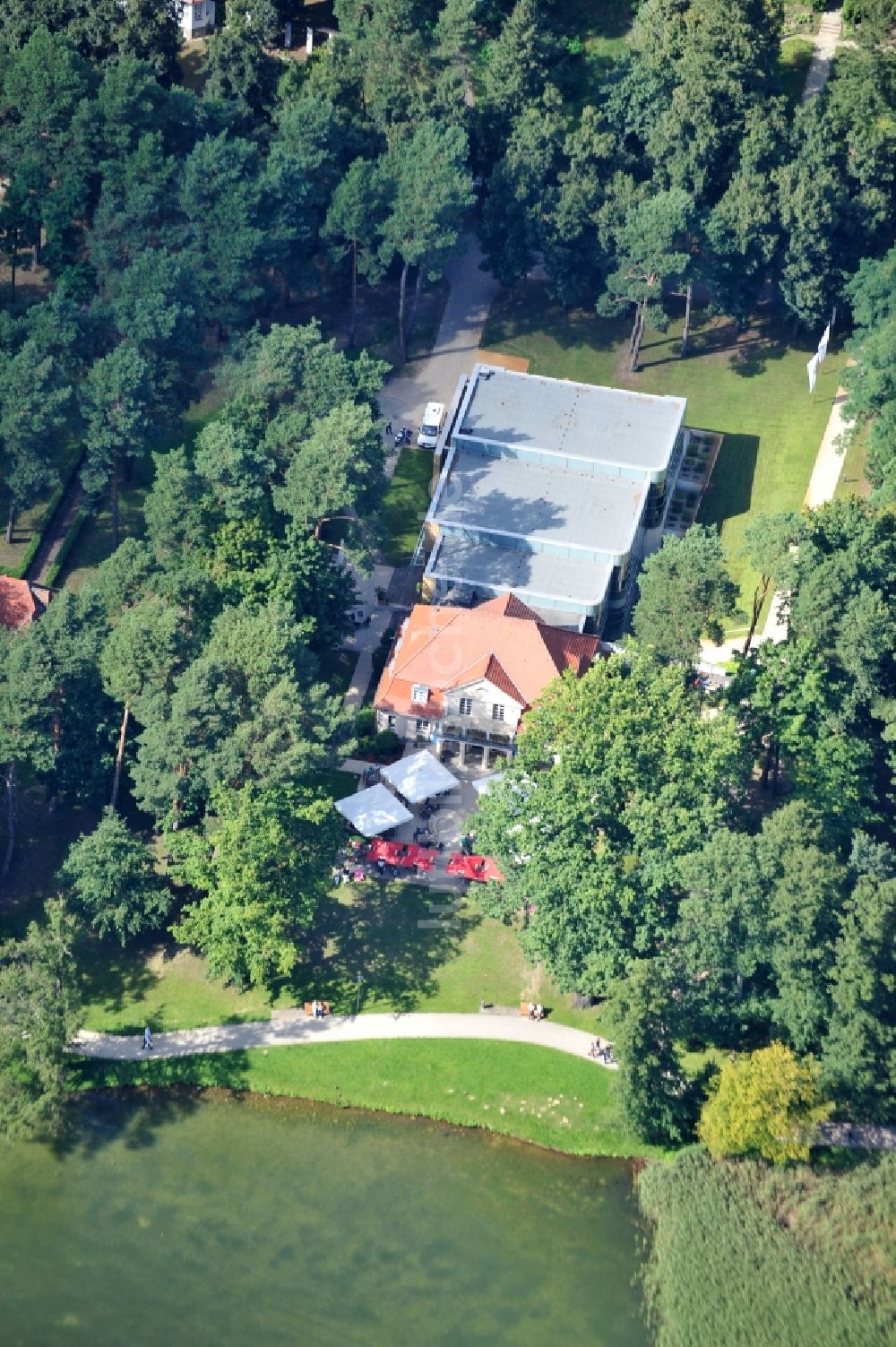 Bad Saarow von oben - Restaurant 'Park-Café 'und Theater am See am Ufer des Schamützelsees in Bad Saarow im Bundesland Brandenburg