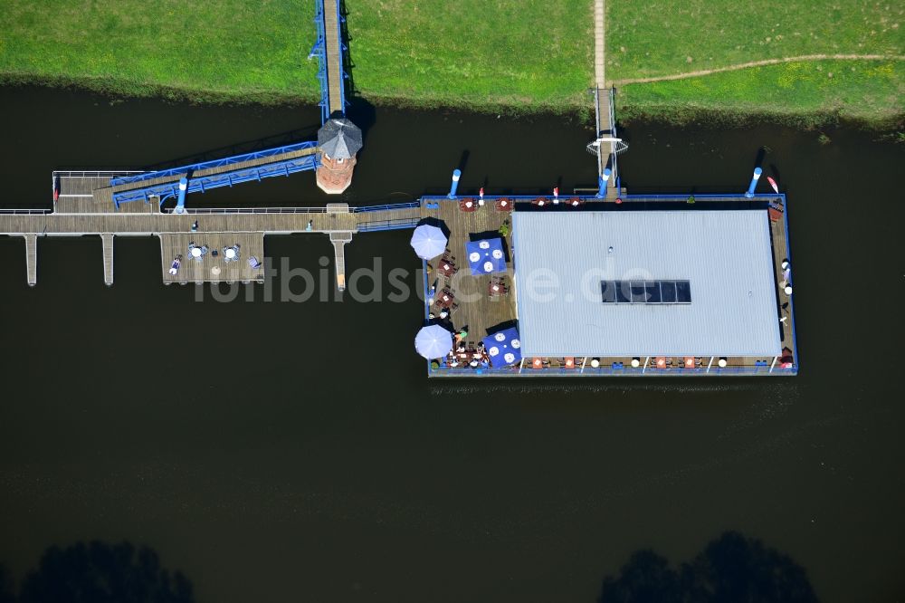 Lenzen aus der Vogelperspektive: Restaurant mit Sportboothafen mit Bootsanleger am Ufer der Elbe in Lenzen in der Prignitz im Bundesland Brandenburg