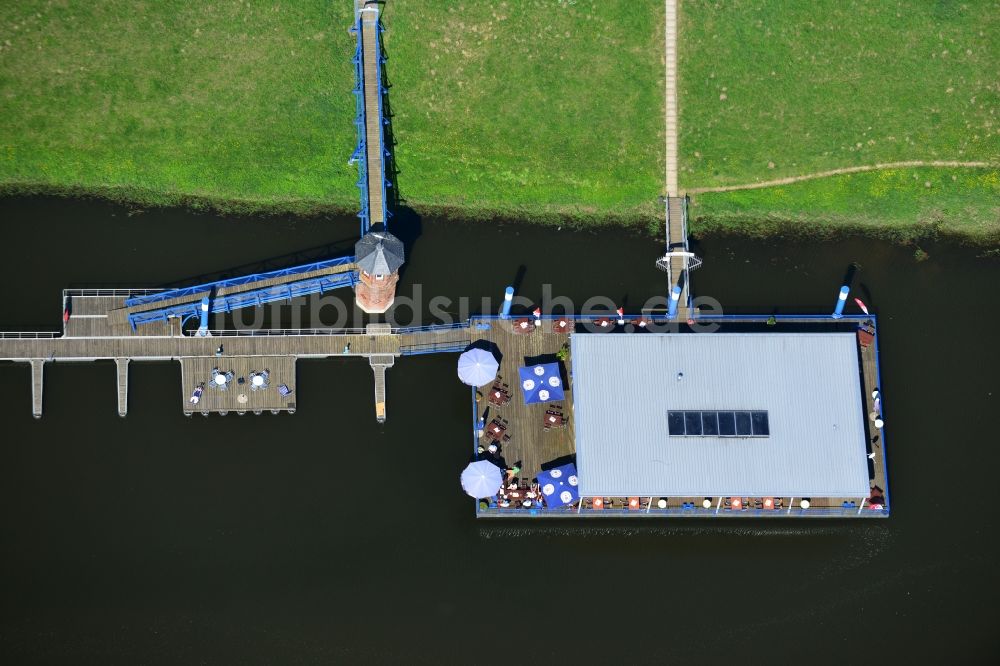 Luftbild Lenzen - Restaurant mit Sportboothafen mit Bootsanleger am Ufer der Elbe in Lenzen in der Prignitz im Bundesland Brandenburg