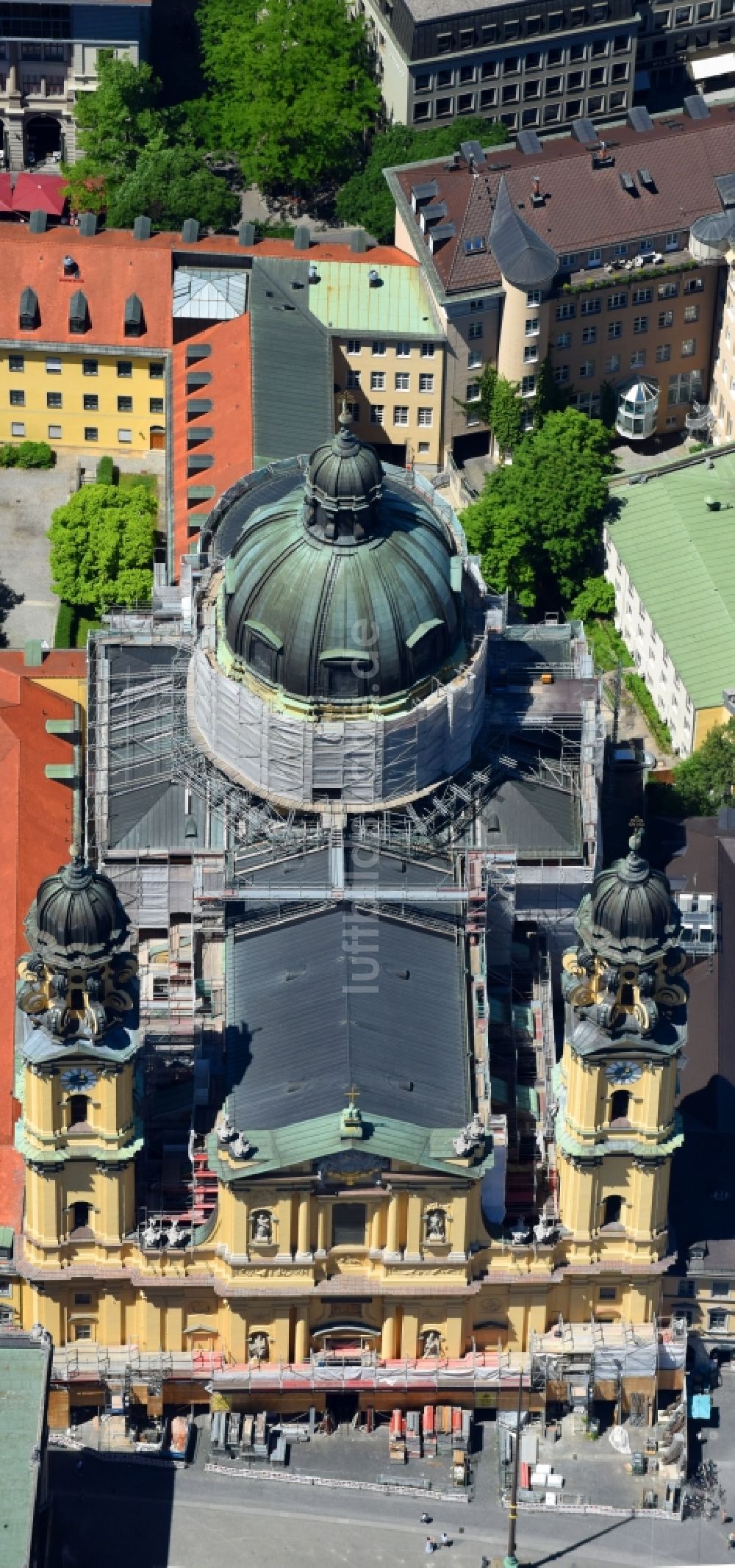 München von oben - Restaurations- Arbeiten am Kirchengebäude der Theatinerkirche in München im Bundesland Bayern