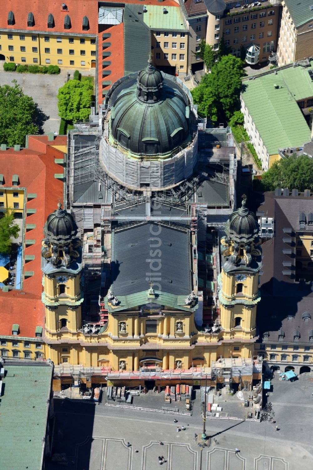 München aus der Vogelperspektive: Restaurations- Arbeiten am Kirchengebäude der Theatinerkirche in München im Bundesland Bayern