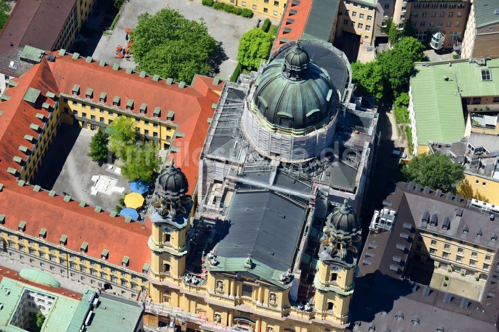 Luftaufnahme München - Restaurations- Arbeiten am Kirchengebäude der Theatinerkirche in München im Bundesland Bayern