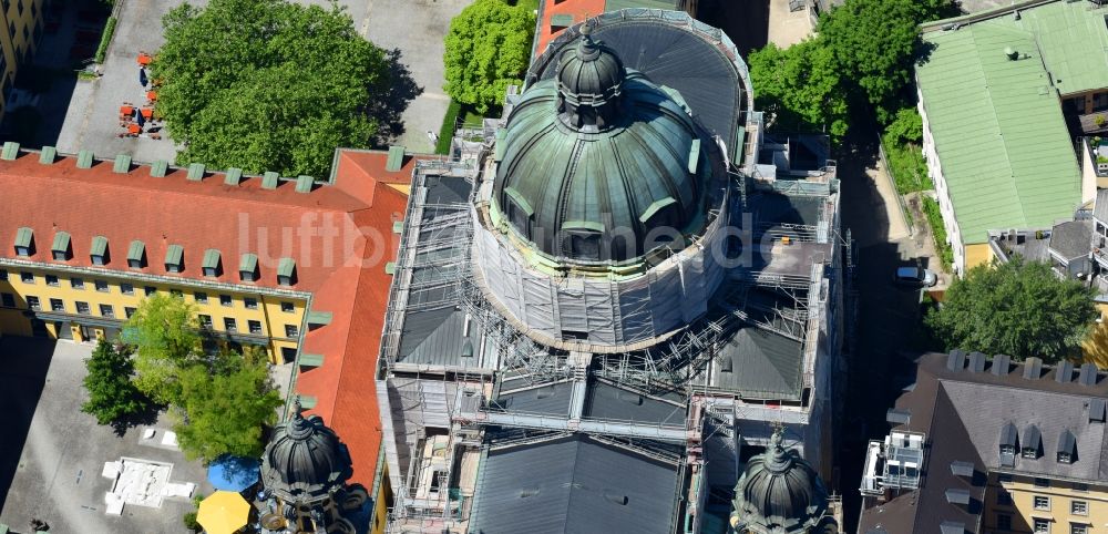 München von oben - Restaurations- Arbeiten am Kirchengebäude der Theatinerkirche in München im Bundesland Bayern