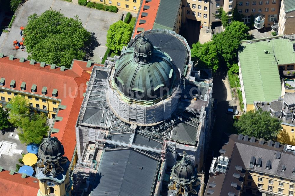 München aus der Vogelperspektive: Restaurations- Arbeiten am Kirchengebäude der Theatinerkirche in München im Bundesland Bayern