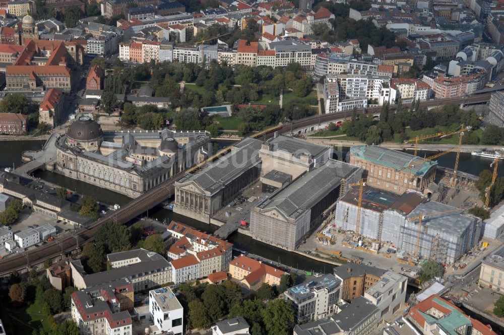 Luftaufnahme Berlin - Restaurations- und Bauarbeiten auf der Berliner Museumsinsel in Mitte