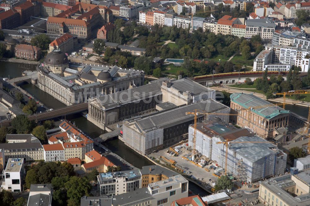 Berlin von oben - Restaurations- und Bauarbeiten auf der Berliner Museumsinsel in Mitte