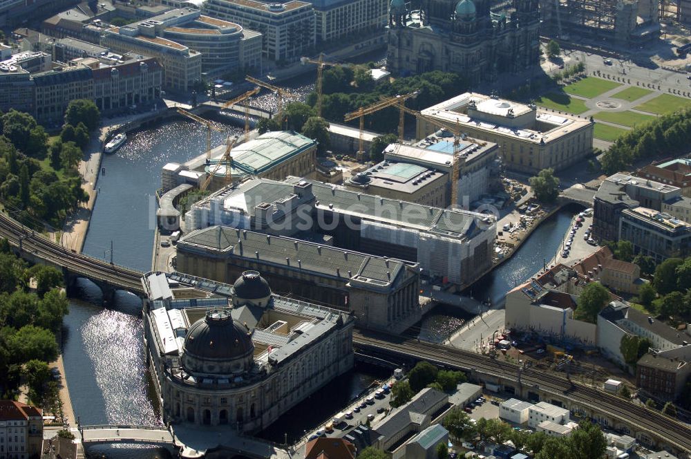 Luftaufnahme Berlin - Restaurations- und Bauarbeiten auf der Berliner Museumsinsel in Mitte