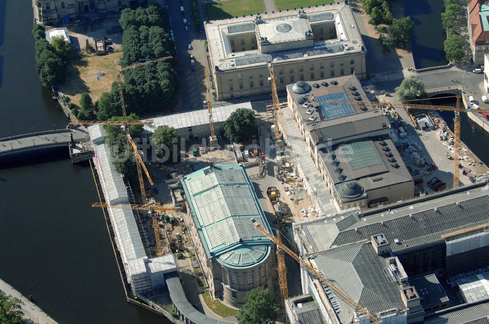 Luftbild Berlin - Restaurations- und Bauarbeiten auf der Berliner Museumsinsel in Mitte