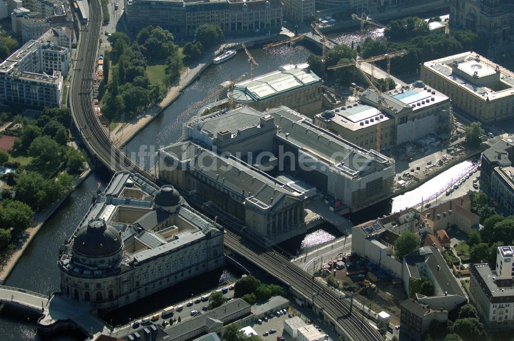 Luftaufnahme Berlin - Restaurations- und Bauarbeiten auf der Berliner Museumsinsel in Mitte