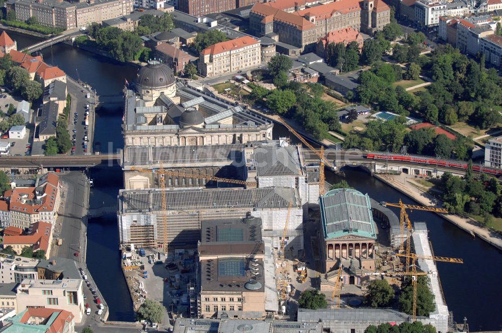 Berlin aus der Vogelperspektive: Restaurations- und Bauarbeiten auf der Berliner Museumsinsel in Mitte