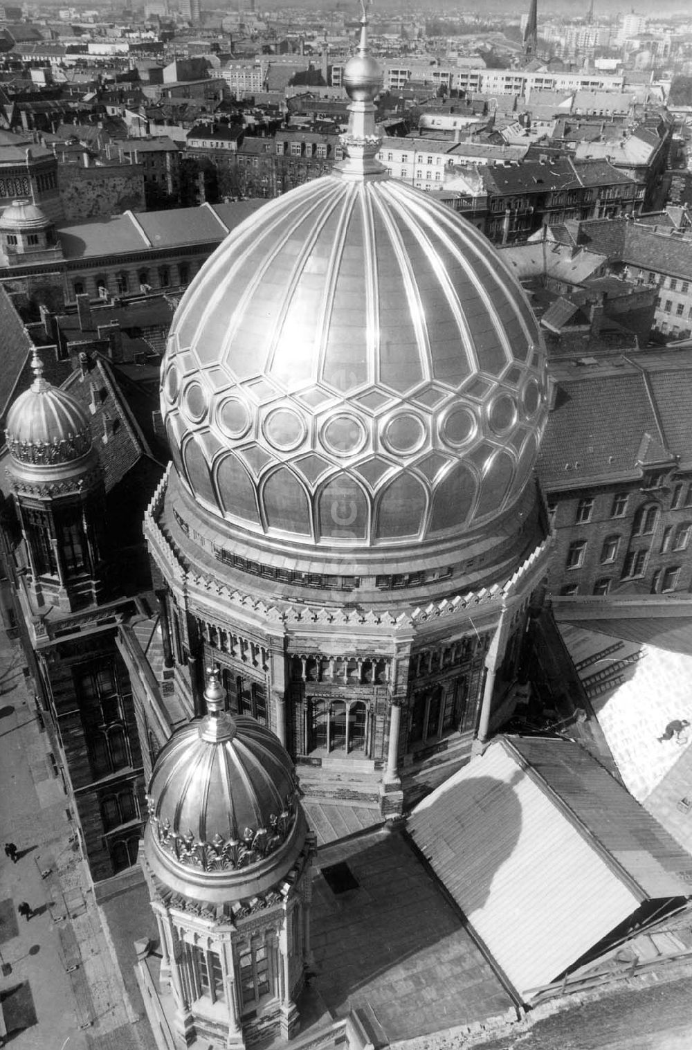 Berlin von oben - restaurierte Neue Synagoge in der Oranienburger Stra§e 07.04.1992