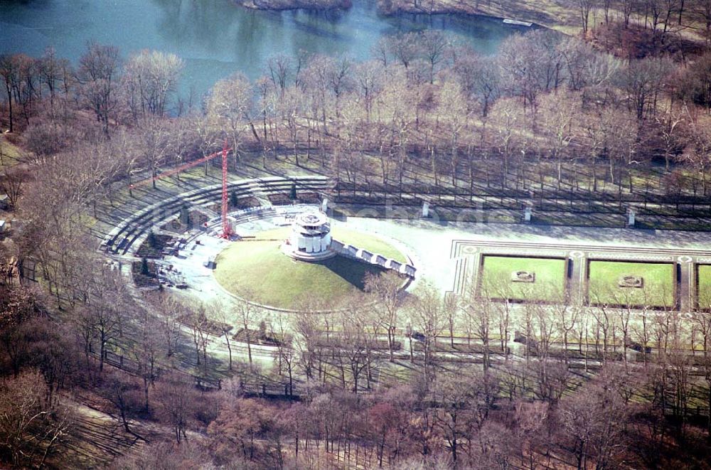 Luftbild Berlin-Treptow - Restaurierung und Instandsetzung des Sowjetischen Ehrenmals in Berlin-Treptow zwischen der Puschkinallee und Am Treptower Park