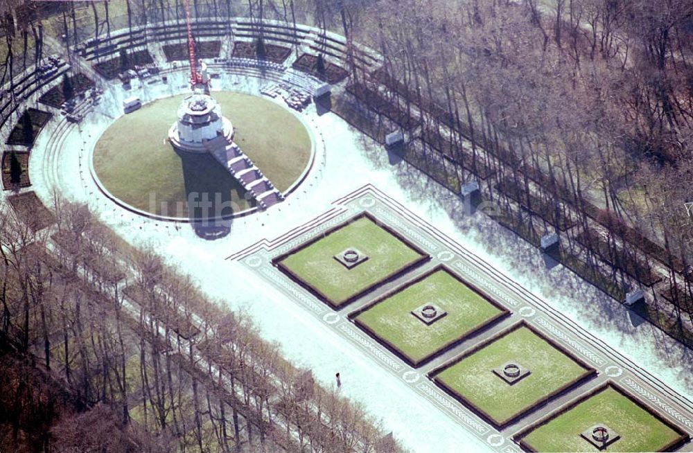 Berlin-Treptow von oben - Restaurierung und Instandsetzung des Sowjetischen Ehrenmals in Berlin-Treptow zwischen der Puschkinallee und Am Treptower Park