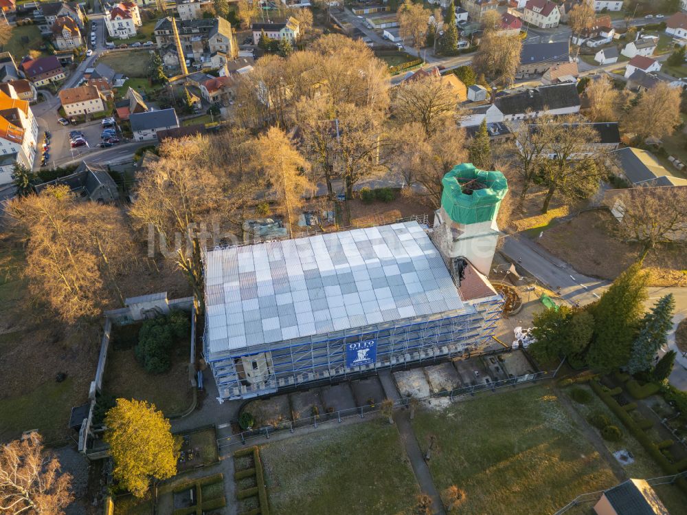 Großröhrsdorf aus der Vogelperspektive: Restaurierung des Kirchengebäude in Großröhrsdorf im Bundesland Sachsen, Deutschland