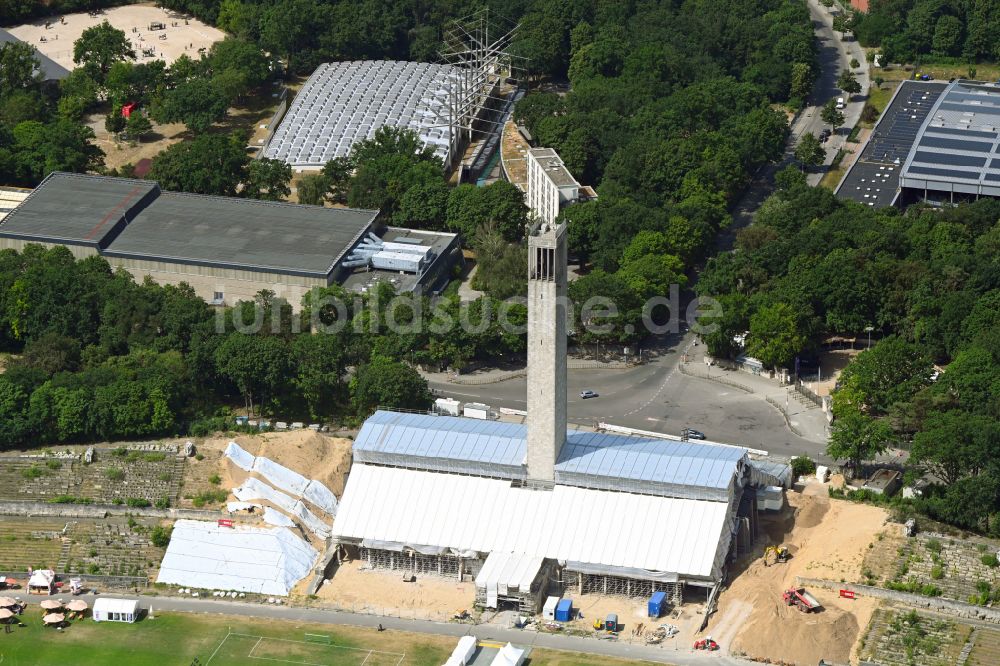 Luftbild Berlin - Restaurierung und Sanierung des Aussichtsturmes Olympia-Glockenturm am Maifeld im Ortsteil Westend in Berlin, Deutschland