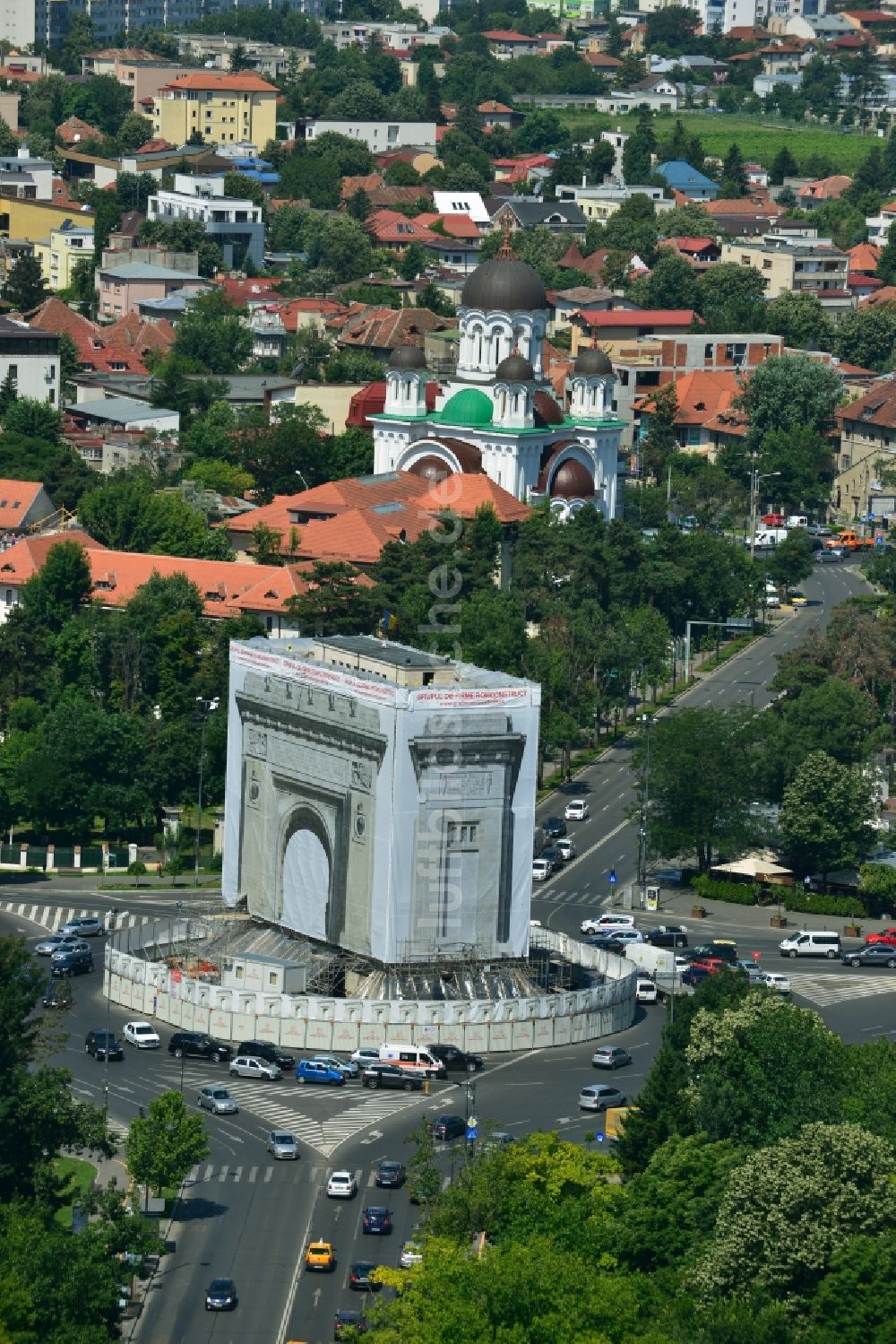 Bukarest aus der Vogelperspektive: Restaurierung und Sanierungsarbeiten am Arcul de Triumf ,dem Triumphbogen in der rumänischen Hauptstadt Bukarest in Rumänien