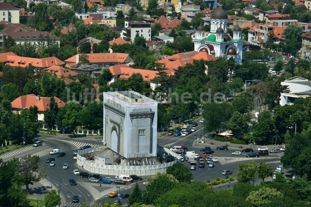 Luftbild Bukarest - Restaurierung und Sanierungsarbeiten am Arcul de Triumf ,dem Triumphbogen in der rumänischen Hauptstadt Bukarest in Rumänien