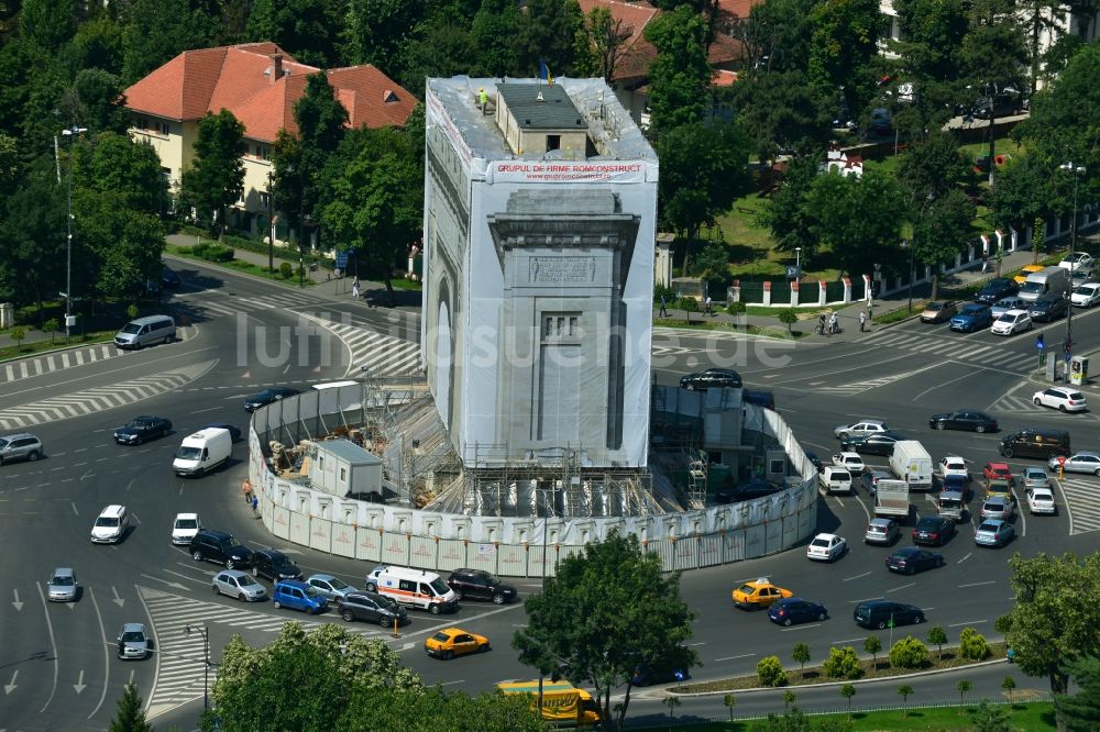 Luftbild Bukarest - Restaurierung und Sanierungsarbeiten am Arcul de Triumf ,dem Triumphbogen in der rumänischen Hauptstadt Bukarest in Rumänien