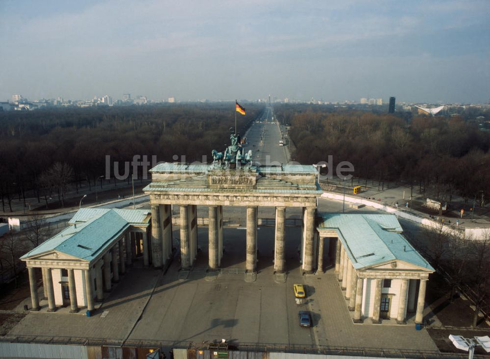 Berlin aus der Vogelperspektive: Restaurierungsarbeiten am Brandenburger Tor mit Quadriga und DDR-Fahne