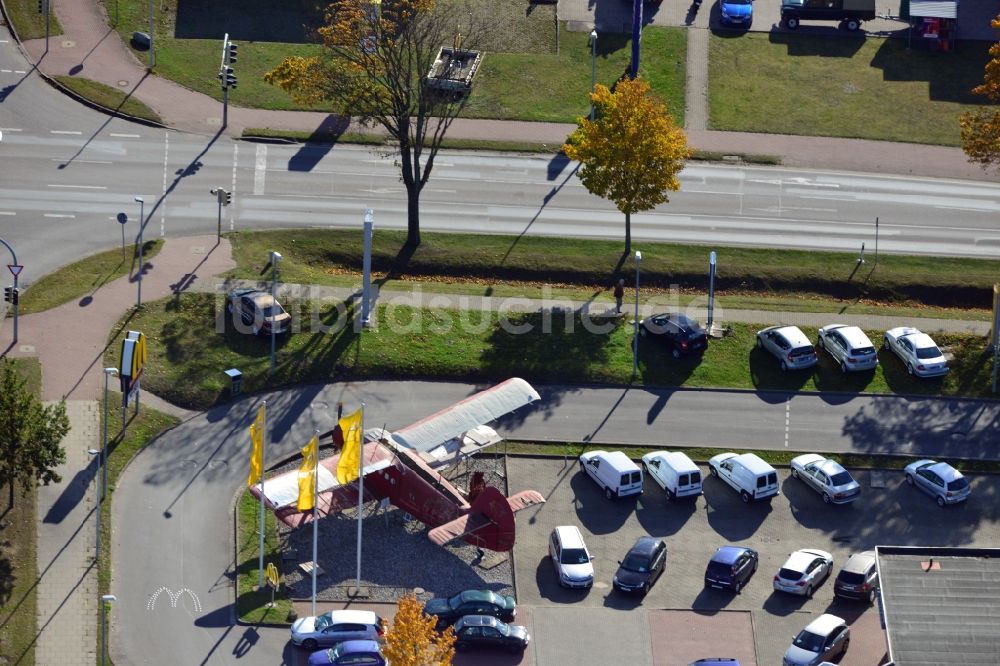 Luftbild Wolgast - Restaurierungsarbeiten am Flugzeug Antonow AN-2T vor dem Opel-Autohaus in Wolgast im Bundesland Mecklenburg-Vorpommern