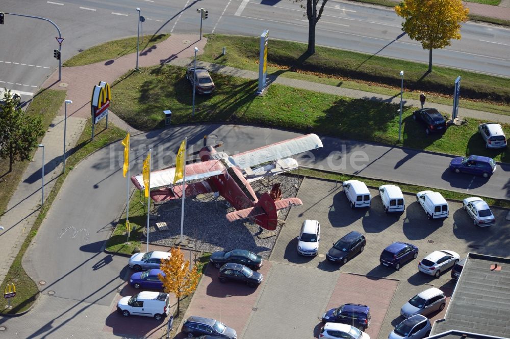 Luftaufnahme Wolgast - Restaurierungsarbeiten am Flugzeug Antonow AN-2T vor dem Opel-Autohaus in Wolgast im Bundesland Mecklenburg-Vorpommern