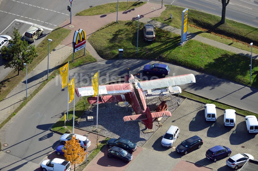 Wolgast von oben - Restaurierungsarbeiten am Flugzeug Antonow AN-2T vor dem Opel-Autohaus in Wolgast im Bundesland Mecklenburg-Vorpommern