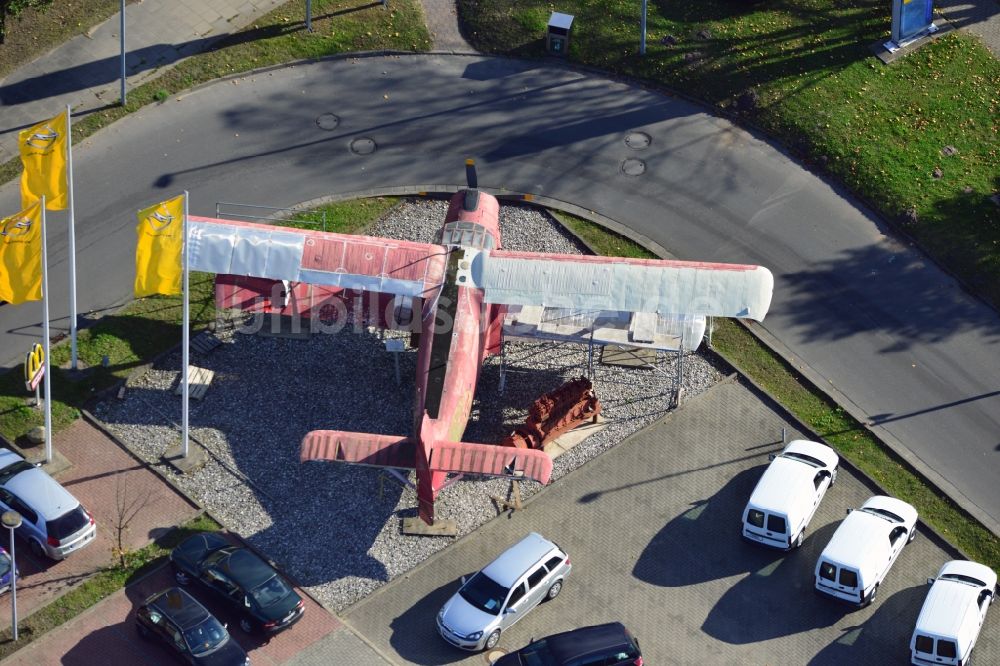 Wolgast aus der Vogelperspektive: Restaurierungsarbeiten am Flugzeug Antonow AN-2T vor dem Opel-Autohaus in Wolgast im Bundesland Mecklenburg-Vorpommern