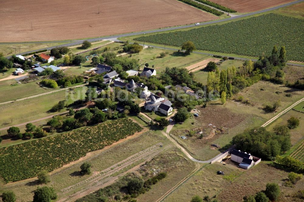 Luftaufnahme Chinon - Reste einer historischen Windmühle am Gehöft eines Bauernhofes am Rand von bestellten Feldern im Ortsteil Les Moulins de Rochette in Chinon in Centre-Val de Loire, Frankreich