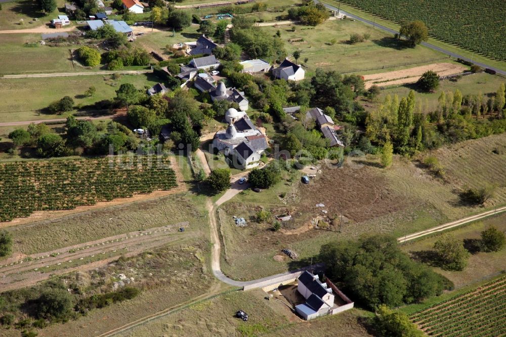 Chinon von oben - Reste einer historischen Windmühle am Gehöft eines Bauernhofes am Rand von bestellten Feldern im Ortsteil Les Moulins de Rochette in Chinon in Centre-Val de Loire, Frankreich