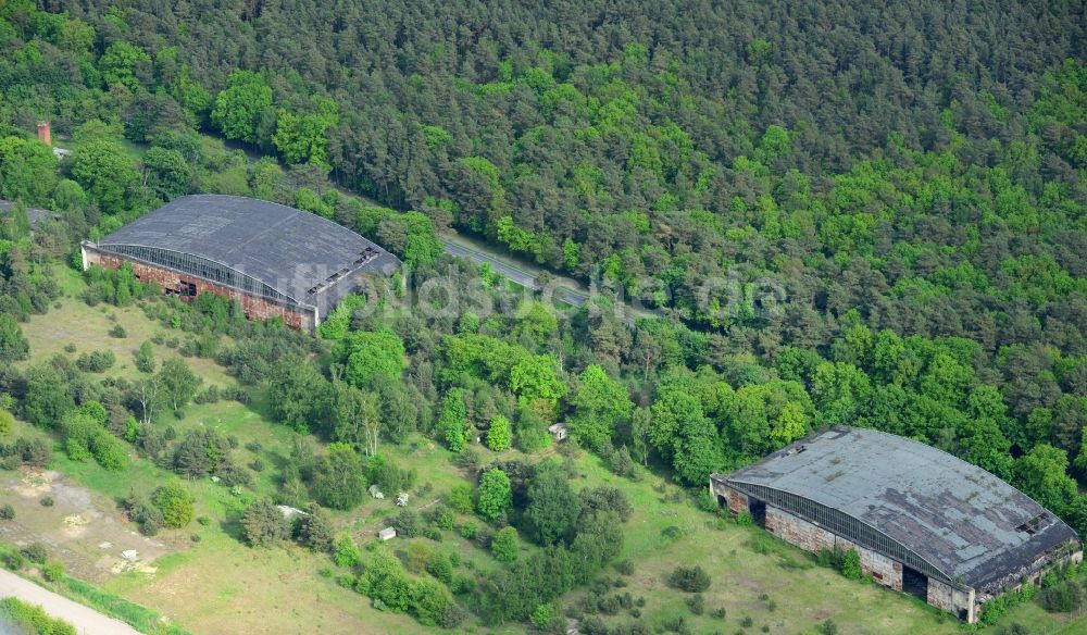 Ludwigslust aus der Vogelperspektive: Reste der Ruine alter Hangar- Flugzeughallen auf dem ehemaligen Gelände des Flugplatzes in Ludwigslust im Bundesland Mecklenburg-Vorpommern