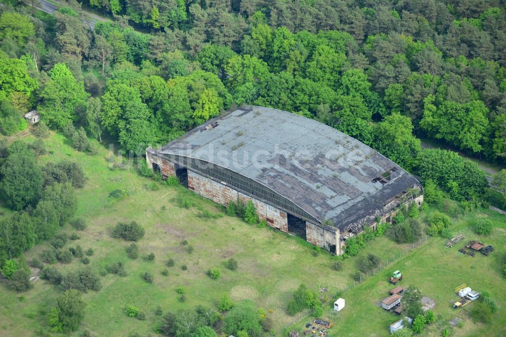 Luftbild Ludwigslust - Reste der Ruine alter Hangar- Flugzeughallen auf dem ehemaligen Gelände des Flugplatzes in Ludwigslust im Bundesland Mecklenburg-Vorpommern