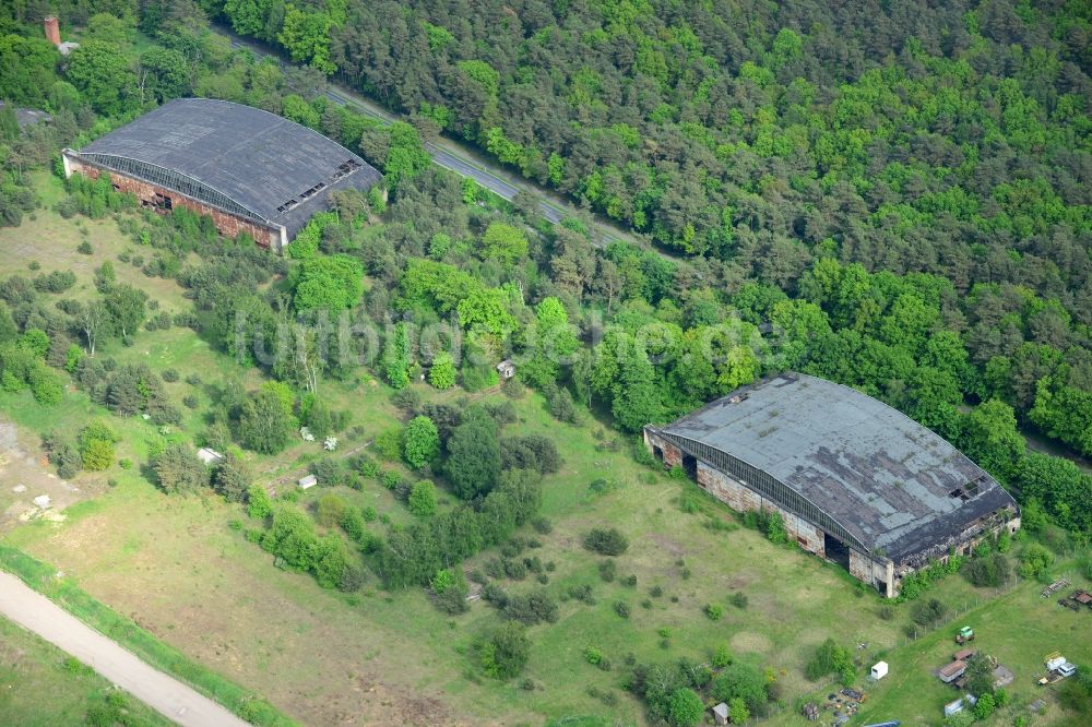 Luftaufnahme Ludwigslust - Reste der Ruine alter Hangar- Flugzeughallen auf dem ehemaligen Gelände des Flugplatzes in Ludwigslust im Bundesland Mecklenburg-Vorpommern