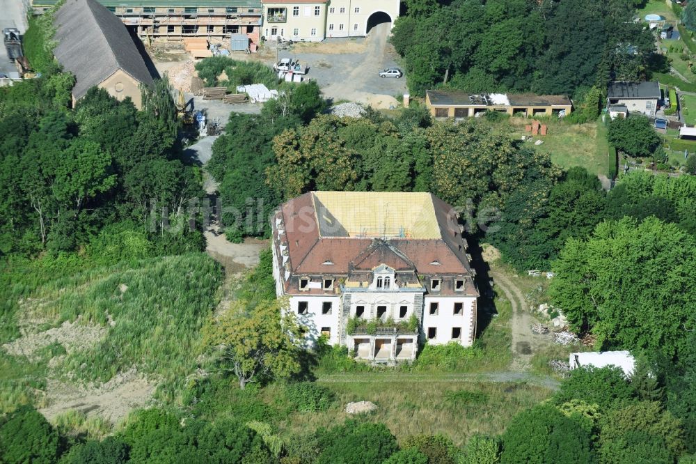 Markkleeberg aus der Vogelperspektive: Reste der Ruine am Schlosspark des ehemaligen Schloß an der Hauptstraße - Pleißeradweg in Markkleeberg im Bundesland Sachsen