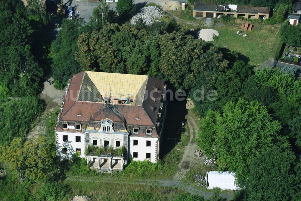 Luftaufnahme Markkleeberg - Reste der Ruine am Schlosspark des ehemaligen Schloß an der Hauptstraße - Pleißeradweg in Markkleeberg im Bundesland Sachsen