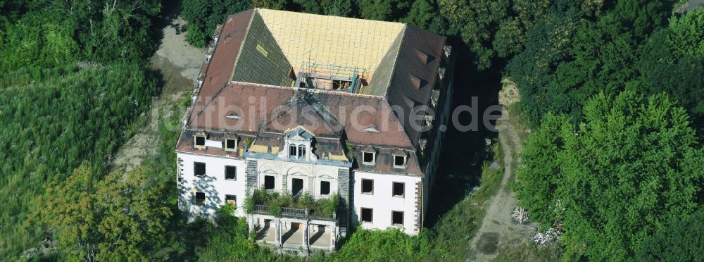 Markkleeberg von oben - Reste der Ruine am Schlosspark des ehemaligen Schloß an der Hauptstraße - Pleißeradweg in Markkleeberg im Bundesland Sachsen